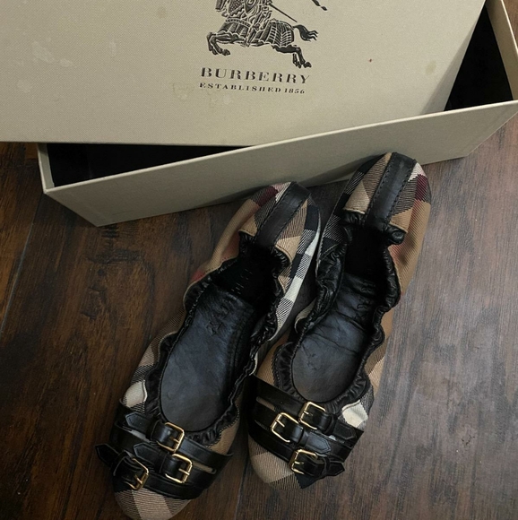 Burberry slip on flats size 7 original in box new - Picture 2 of 2